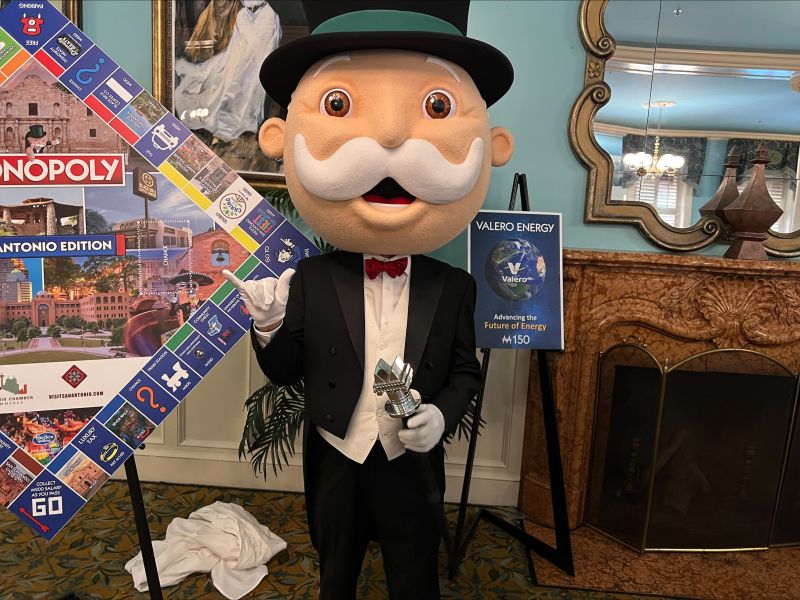 Monopoly Man giving birds up